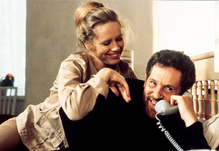 Fotogramma: Marianne e Johan sono sul letto e Johan parla al telefono